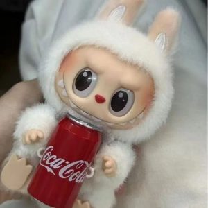 Blind Box Labubu Vinyl Face – Collection Coca-Cola : L’Expérience Collector Pleine de Mystère