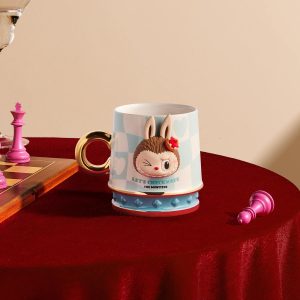 Mug Labubu Let’s Checkmate – Bleu & Rose – Édition Artistique