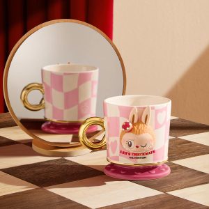 Mug Labubu Let’s Checkmate – Bleu & Rose – Édition Artistique