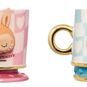 Mug Labubu Let’s Checkmate – Bleu & Rose – Édition Artistique