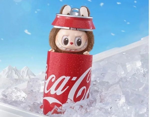 Blind Box Labubu Vinyl Face – Collection Coca-Cola : L’Expérience Collector Pleine de Mystère – Image 3