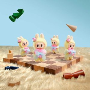 Porte-Clés Peluche Vinyle Labubu Let’s Checkmate – Mini Format 10 cm