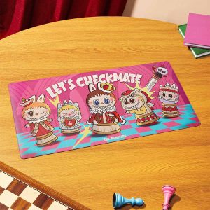 Tapis de Bureau XL Labubu Let’s Checkmate – 80 × 40 cm