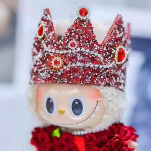 Costume Couronne Royale pour Figurine Labubu – Édition Roses Rubis