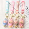 Porte-clés Labubu en peluche – Modèles kawaii (bleu, rose clair, marron, rose foncé) avec bandeau “BOOM!” pour fans Labubu en France