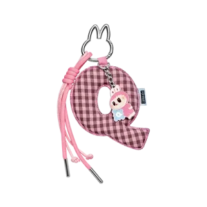 Pendentif Lettre “Q” Labubu – Pin for Love Series