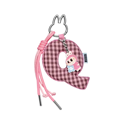 Pendentif Lettre “Q” Labubu – Pin for Love Series