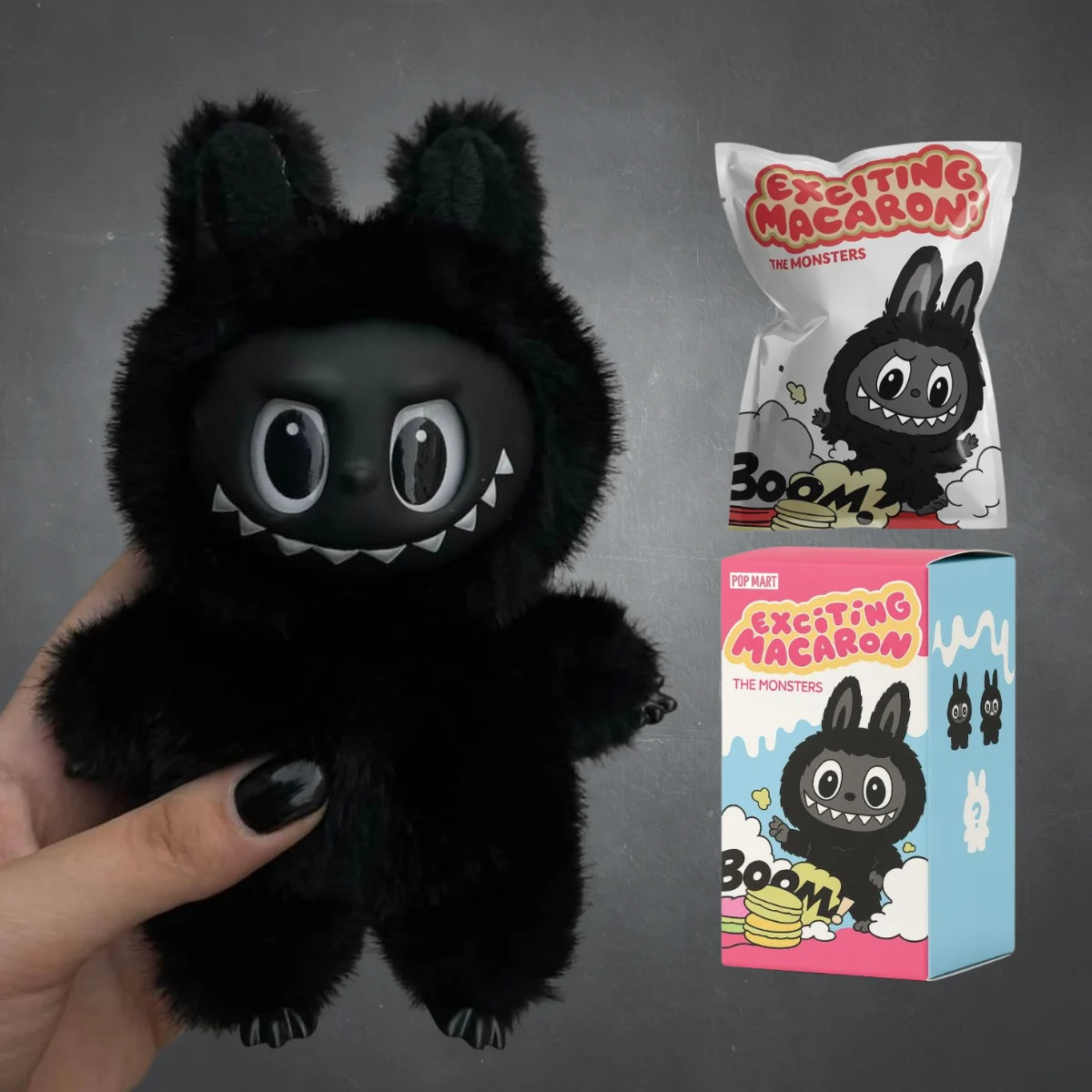 The Monsters – Peluche “Exciting Macaron” Visage Noir 17 cm