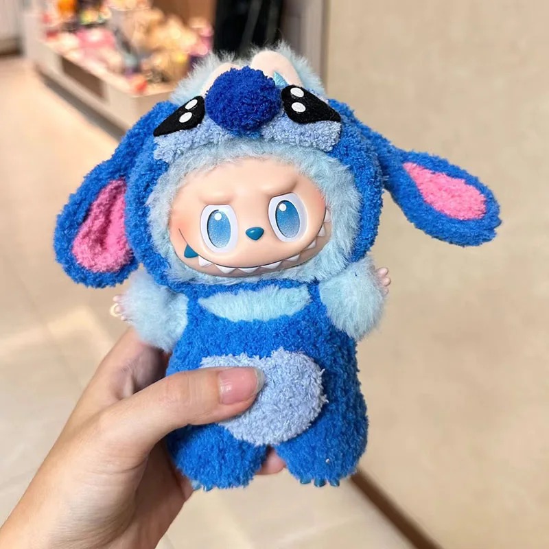 Labubu × Stitch – Combinaison Peluche Bleue pour Poupée 17 cm – Image 3
