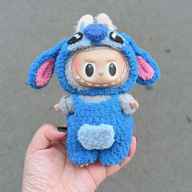 Labubu × Stitch – Combinaison Peluche Bleue pour Poupée 17 cm – Image 2