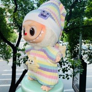 Tenue Pyjama Labubu 17 cm – Ensemble “Rainbow Star” Pastel à Rayures avec Bonnet et Étoile en Peluche (2 Variations)