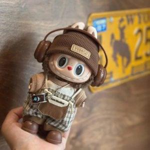 Tenue Labubu 17 cm – Ensemble “Retro Photographer” avec Béret Tricoté, Bretelles à Carreaux, Chaussures & Mini Caméra