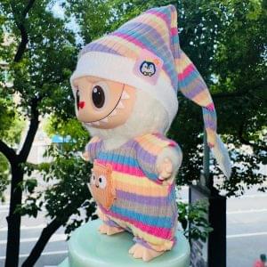 Tenue Pyjama Labubu 17 cm – Ensemble “Rainbow Star” Pastel à Rayures avec Bonnet et Étoile en Peluche (2 Variations)