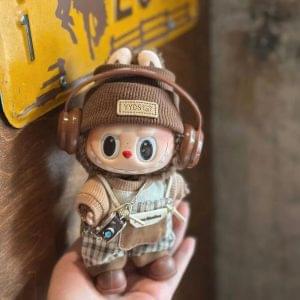 Tenue Labubu 17 cm – Ensemble “Retro Photographer” avec Béret Tricoté, Bretelles à Carreaux, Chaussures & Mini Caméra