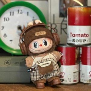 Tenue Labubu 17 cm – Ensemble “Retro Photographer” avec Béret Tricoté, Bretelles à Carreaux, Chaussures & Mini Caméra