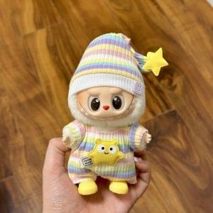 Tenue Pyjama Labubu 17 cm – Ensemble “Rainbow Star” Pastel à Rayures avec Bonnet et Étoile en Peluche (2 Variations)
